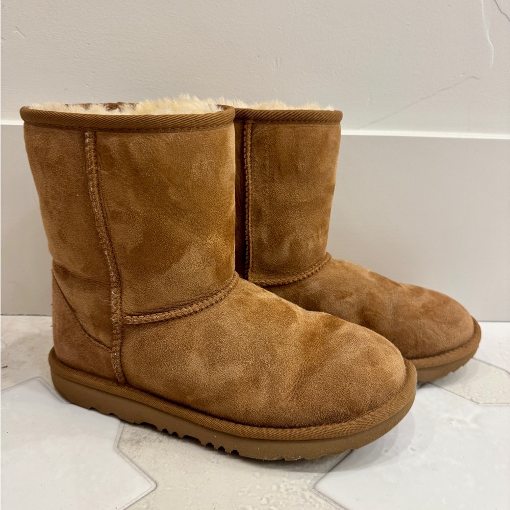 Ugg Women’s Classic Short Boot in Chestnut - Size 5